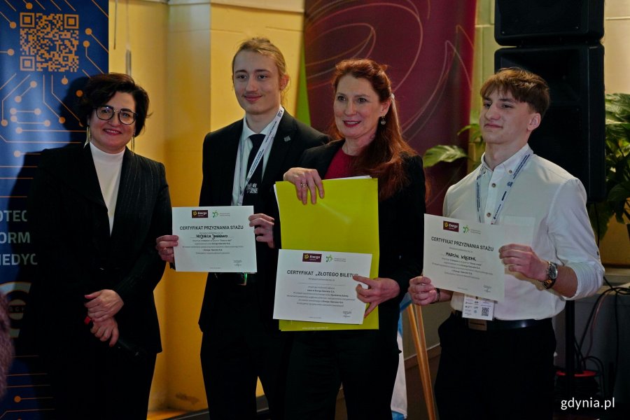 Wojciech Jagiełło z Zespołu Szk&oacute;ł Łączności w Krakowie i Marcin Łączak z Zespołu Szk&oacute;ł Zawodowych Nr 1 w Dębicy - laureaci olimpiady w kategorii &bdquo;Elektryka&rdquo; wraz z dyrektor ZSChiE w Gdyni Dorotą Kotwicką oraz Karoliną Lipińską ze sp&oacute;łki Energa Operator