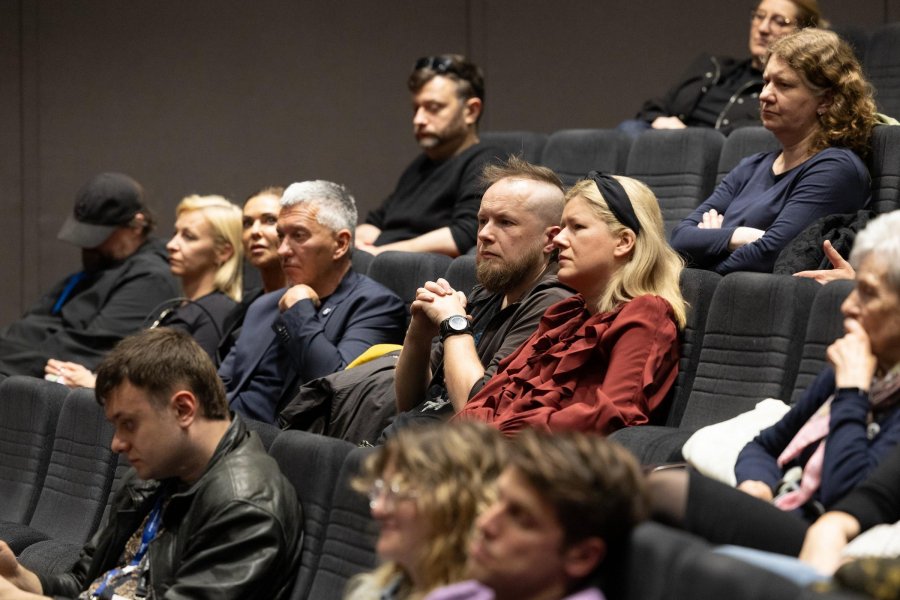 Widzowie i goście zebrani w sali Warszawa podczas gali otwarcia 23. Millennium Docs Against Gravity