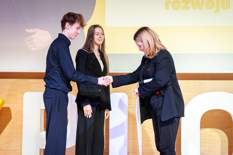 Wiceprezydentka Gdyni Oktawia Gorzeńska, Laura Grafińska i Tomasz Gerka. Gala finałowa Konkursu Explory w centrum konferencyjnym PPNT Gdynia (fot. Kamil Złoch)