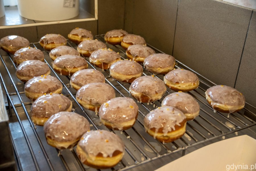 Polukrowane pączki trafią do pudełka i do klientów, fot. Paweł Kukla