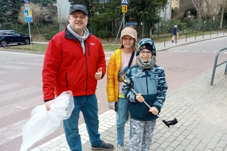 Uczestnicy akcji sprzątania na Grabówku z okazji Dnia Ziemi 