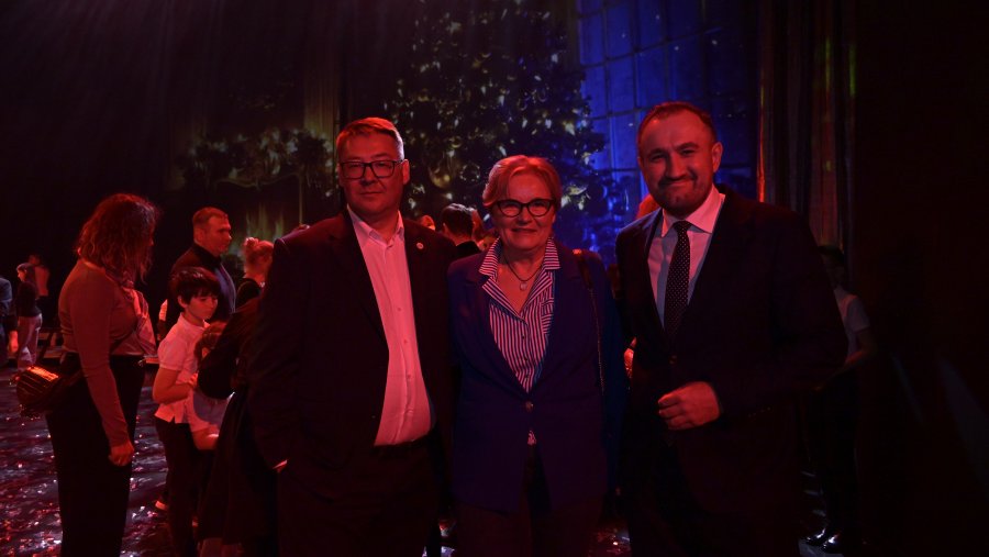 Dwóch mężczyn i kobieta 