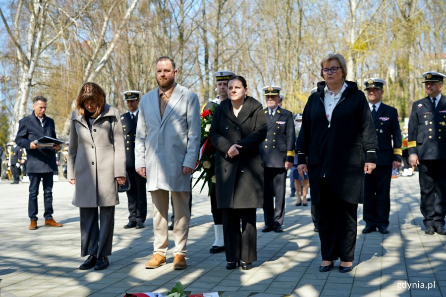 Delegacja gdyńskich samorządowców składająca kwiaty pod pomnikiem Ofiar Katynia podczas uroczystości Przedstawiciele Marynarki Wojennej z kadm. Andrzejem Ogrodnikiem – dowódcą 3. Flotylli Okrętów na czele składający kwiaty pod pomnikiem Ofiar Katynia podczas uroczystości z okazji Dnia Pamięci Ofiar Zbrodni Katyńskiej. Od prawej: radna Teresa Bysewska, prezydent Aleksandra Kosiorek oraz radni Łukasz Strzałkowski i Małgorzata Wójcik