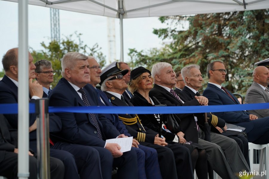 Goście uroczystości, a wśród nich m.in. kombatanci i wicewojewoda pomorski Emil Rojek oraz wiceprezydent Gdyni Rafał Geremek