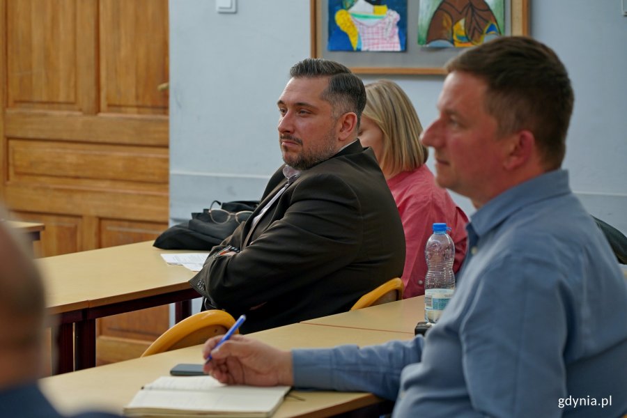 Maciej Kochanowski &ndash; dyrektor Laboratorium Innowacji Społecznych i Paweł Korycki &ndash; pełnomocnik prezydent Gdyni ds. rad dzielnic podczas sesji Rady Dzielnicy Śr&oacute;dmieście