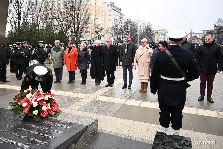 Delegacja gdyńskich samorządowców składająca kwiaty przed pomnikiem Polski Morskiej podczas uroczystości z okazji 98. rocznicy nadania Gdyni praw miejskich. Od lewej: radni Zenin Roda i Danuta Styk, Elżbieta Sierżęga - wiceprzewodnicząca Rady Miasta Gdyni, Joanna Zielińska - przewodnicząca Rady Miasta Gdyni, prezydent Wojciech Szczurek, radni Lechosław Dzierżak, Elżbieta Raczyńska, Dorota Płotka, Jarosław Kłodziński i Jakub Furkal 