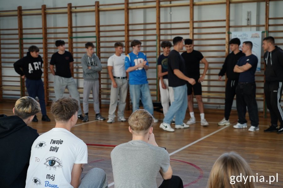 Influencer AJ z uczniami w Zespole Szkół Ekologiczno-Transportowych w Gdyni 