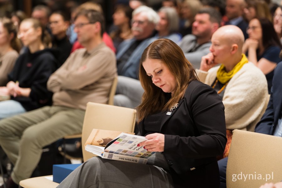Podczas spotkania był czas na zajrzenie do środka wyjątkowej publikacji 