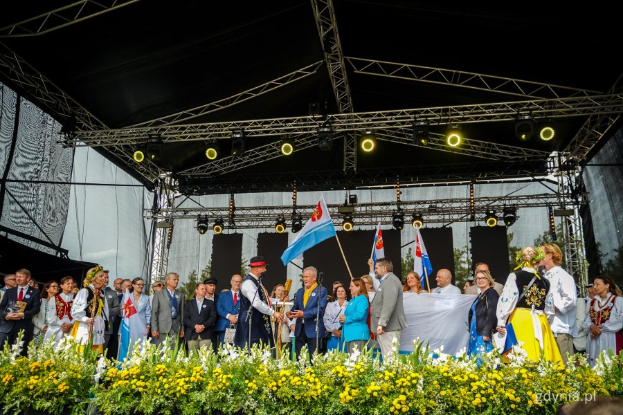 Światowy Zjazd Kaszubów 2025 w Szemudzie - przekazanie symbolicznej kleki dla prezydent Gdyni Aleksandy Kosiorek (fot. Kamil Złoch)