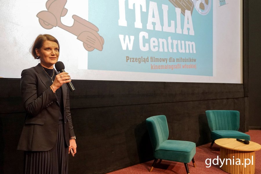 Wiceprezydentka Gdyni Katarzyna Gruszecka-Spychała podczas inauguracji cyklu „Italia w Centrum” w Gdyńskim Centrum Filmowym. W tle grafika promująca cykl  „Italia w Centrum”