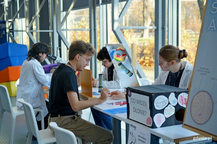 Jedno ze stoisk kół naukowych na ScienceCom 2025 