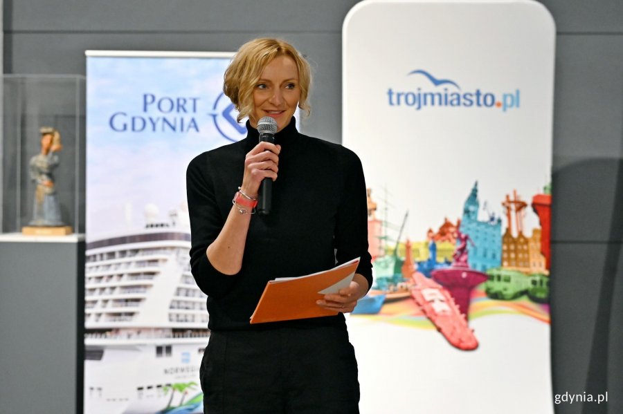 Karolina Grabowicz-Matyjas, dyrektorka Muzeum Emigracji, przemawiająca podczas wernisażu wystawy &bdquo;Gen 100 &ndash; gdyński kod wsp&oacute;lnoty&rdquo; 