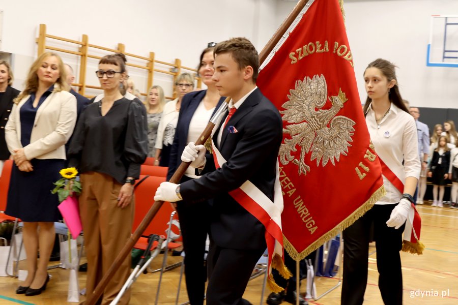 Jubileusz 80-lecia SP 17 w Gdyni, na zdjęciu poczet sztandarowy szkoły  (fot. Katarzyna Balcerzak)