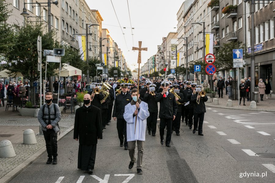 Procesja różańcowa z okazji Dnia Papieskiego w Gdyni. Przemarsz ulicą Świętojańską, na jego czele ministrant z krzyżem // fot. Karol Stańczak