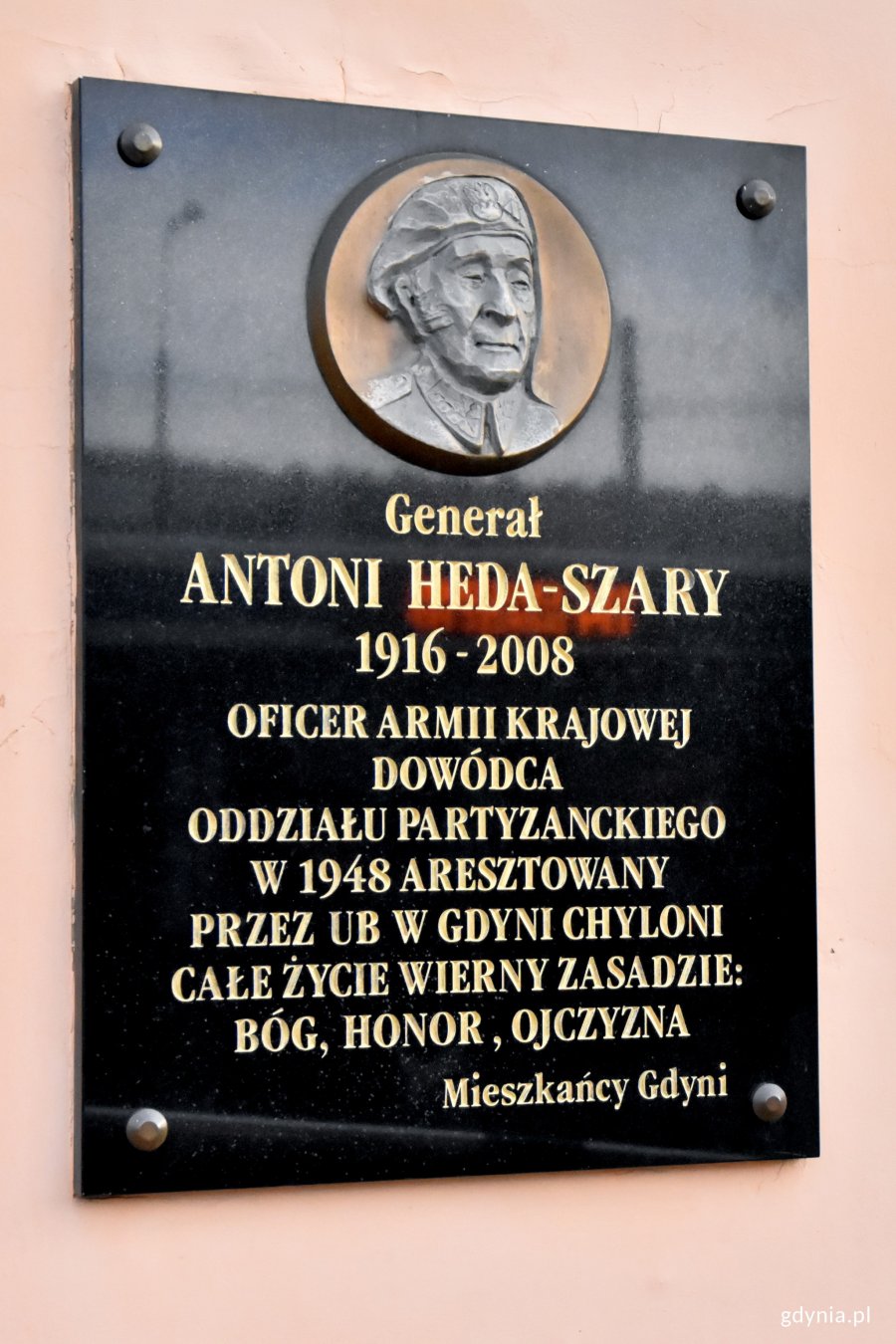 Tablica upamiętniająca gen. Antoniego Hedę-Szarego /fot. Paweł Kukla
