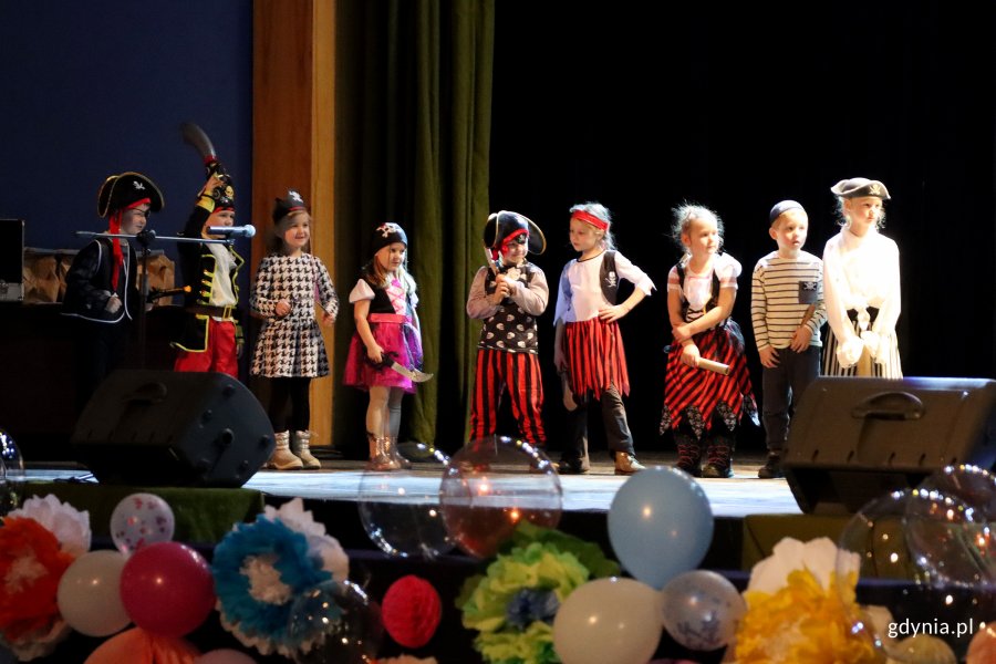  &bdquo;Ahoj, hip, hip hura, Gdynia 100 lat ma&rdquo;, na zdjęciu dzieci z Przedszkola Nr 60 (fot. Katarzyna Balcerzak)