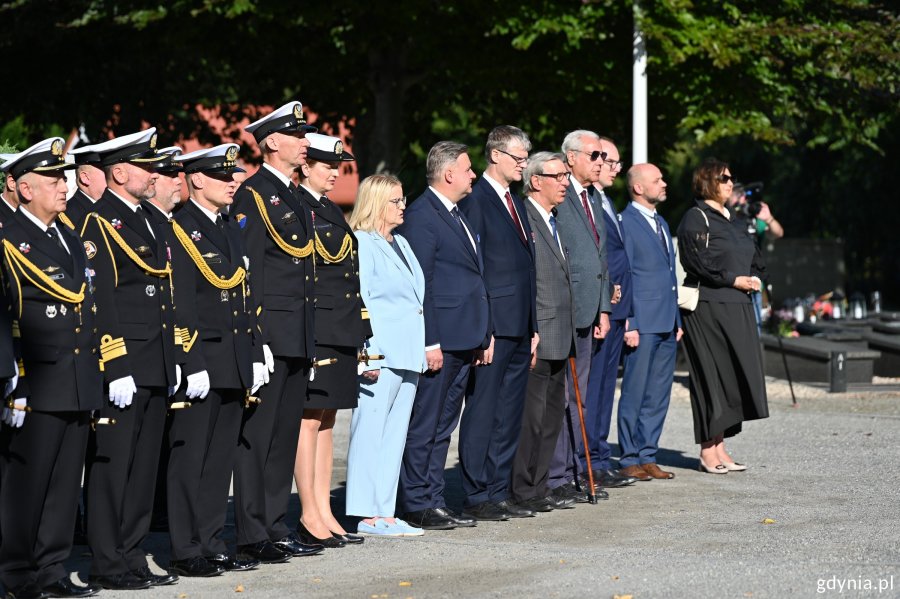 W uroczystości wzięli udział m.in.: poseł Michał Kowalski, członkini zarządu wojew&oacute;dztwa pomorskiego Agnieszka Baranowska, wiceprezydent Gdyni Rafał Geremek, wiceprzewodniczący Rady Miasta Gdyni &ndash; Ireneusz Trojanowicz i Jakub Ubych, członek zarządu stowarzyszenia Gdynian Wysiedlonych Andrzej Krajniak, prezes Światowego Związku Żołnierzy Armii Krajowej o/Gdynia Krzysztof Jankowski, przedstawiciele Marynarki Wojennej oraz mieszkańcy Gdyni