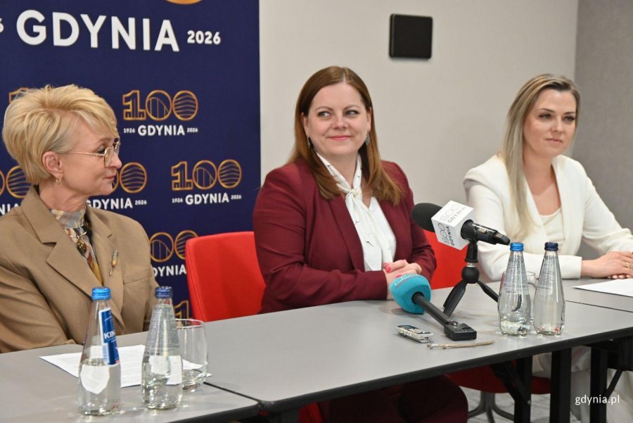 Na zdjęciu (od lewej): prezydent Kołobrzegu i sekretarz Związku Miast Polskich Anna Mieczkowska, prezydent Gdyni Aleksandra Kosiorek, burmistrz Hrubieszowa Marta Majewska (fot. Magdalena Starnawska)