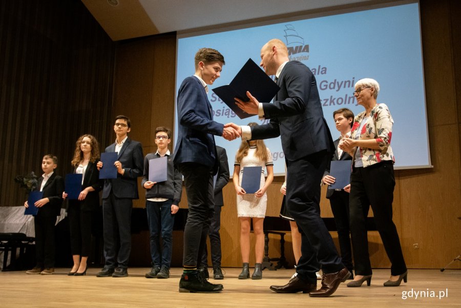 Zdolni gdyńscy uczniowie i studenci odebrali stypendia z rak wiceprezydenta Gdyni Bartosza Bartoszewicza oraz Joanny Zielińskiej, przewodniczącej Rady Miasta Gdyni // fot. Anna Rezulak 