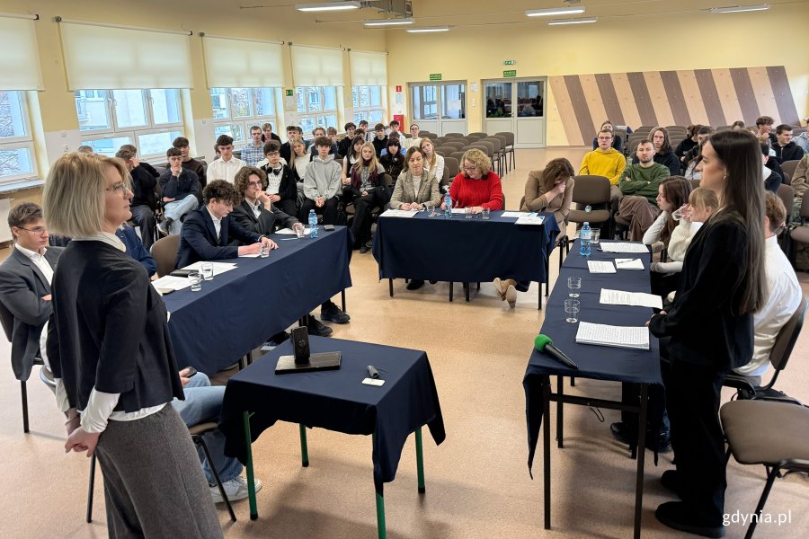 20 listopada:  Międzynarodowy Dzień Praw Dziecka, na zdjęciu uczennice i uczniowie oraz Anna Niemczynowic z IALO w Gdyni (fot. Katarzyna Balcerzak)