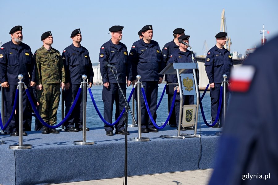 ORP "Gen. K. Pułaski" wrócił do domu. Na zdjęciu: kadm. Mirosław Jurkowlaniec i kadm. Jarosław Ziemiański // fot. Pawel Kukla