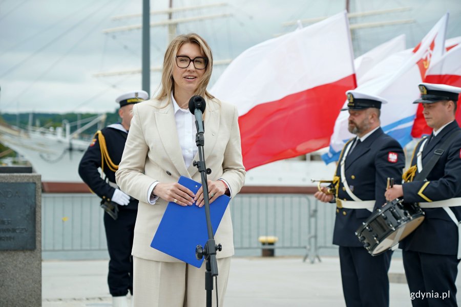 Kalina Gierblińska, rzecznik prasowa Zarządu Morskiego Portu Gdynia, przemawiająca podczas uroczystości z okazji 162. rocznicy urodzin inż. Tadeusza Wendy