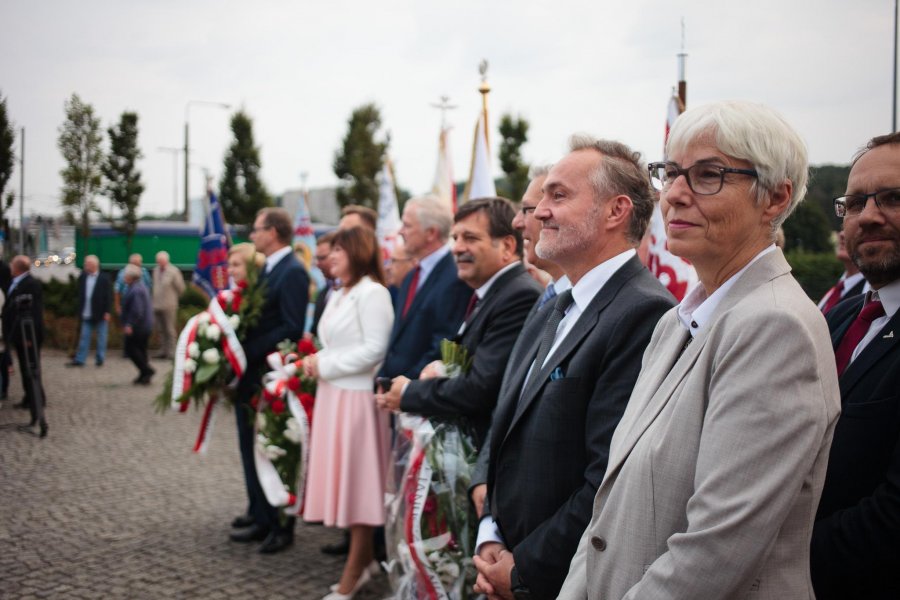 Wojciech Szczurek - prezydent Gdyni, Joanna Zielińska - przewodnicząca gdyńskiej rady miasta i Andrzej Bień - radny miasta na obchodach 38. rocznicy Sierpnia '80 // fot. Kamil Jasiński 