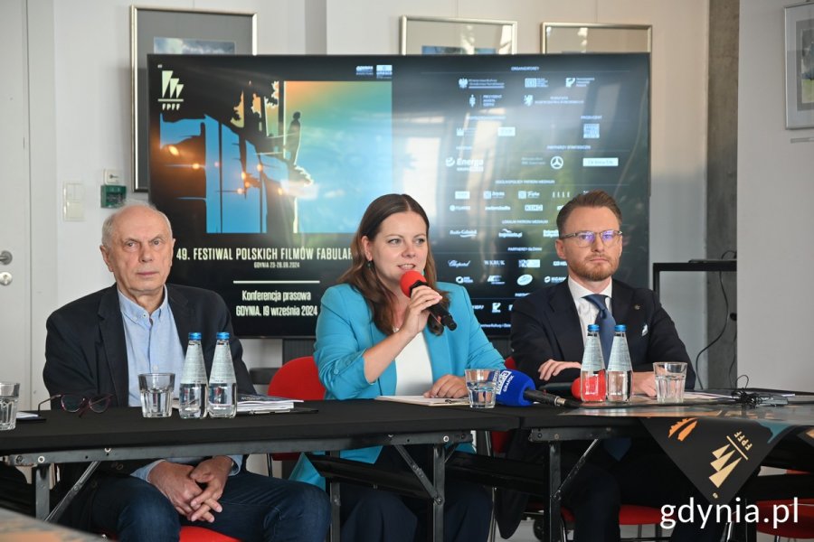 Na zdj.: prezydent Gdyni Aleksandra Kosiorek (w środku), Leszek Kopeć, dyrektor FPFF (pierwszy z lewej) i Sławomir Staszak, prezes Energi, mecenasa wydarzenia