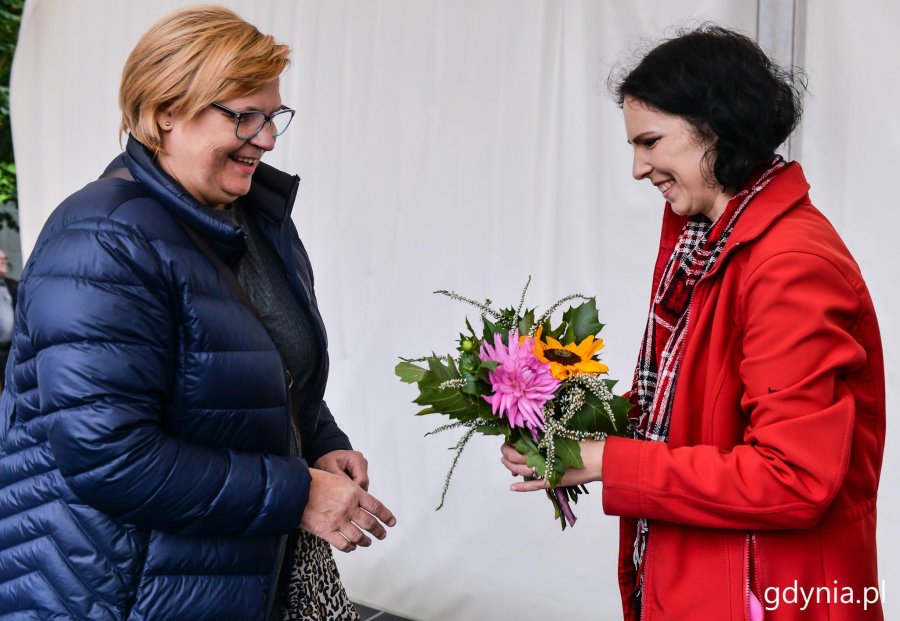 Laureaci konkursu "Gdynia w Kwiatach" odebrali z rąk przewodniczącej Rady Miasta Joanny Zielińskiej nagrody i wyróżnienia // fot. Przemysła Świderski