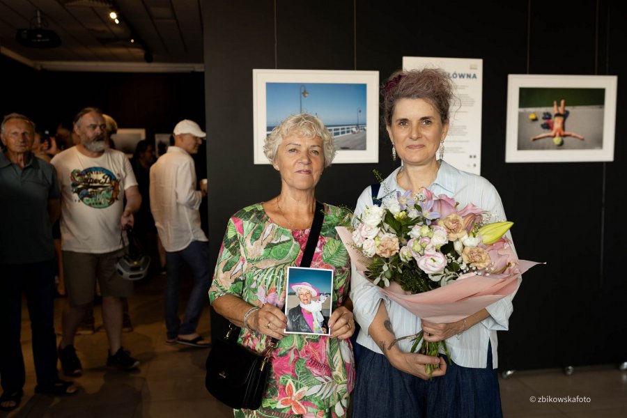 Małgorzata Szura Piwnik, fotografka i autorka wystawy&bdquo;Gdynia Gł&oacute;wna&rdquo; z jedną ze swoich modelek podczas wernisażu w Galerii GCF-u