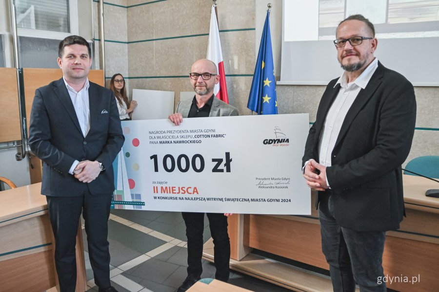 Wręczenie nagród w konkursie na najlepszą witrynę świąteczną w Gdyni - nagrodę odbiera przedstawiciel Cotton Tkaniny (fot. Kamil Złoch)