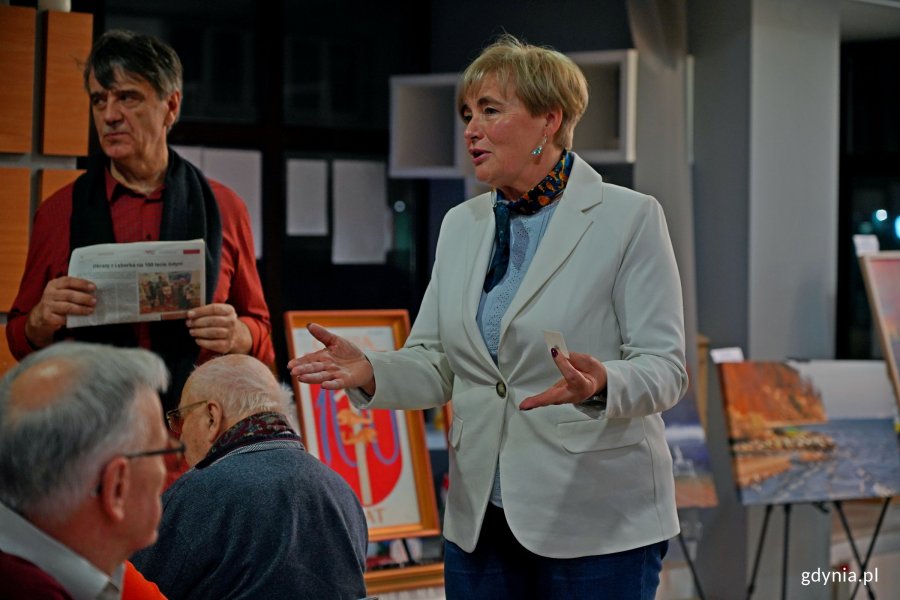 Radna miasta Teresa Bysewska przemawiająca podczas prewernisażu wystawy &bdquo;100 obraz&oacute;w na 100-lecie Gdyni&rdquo; i spotkania wigilijnego w Gdyńskim Centrum Organizacji Pozarządowych