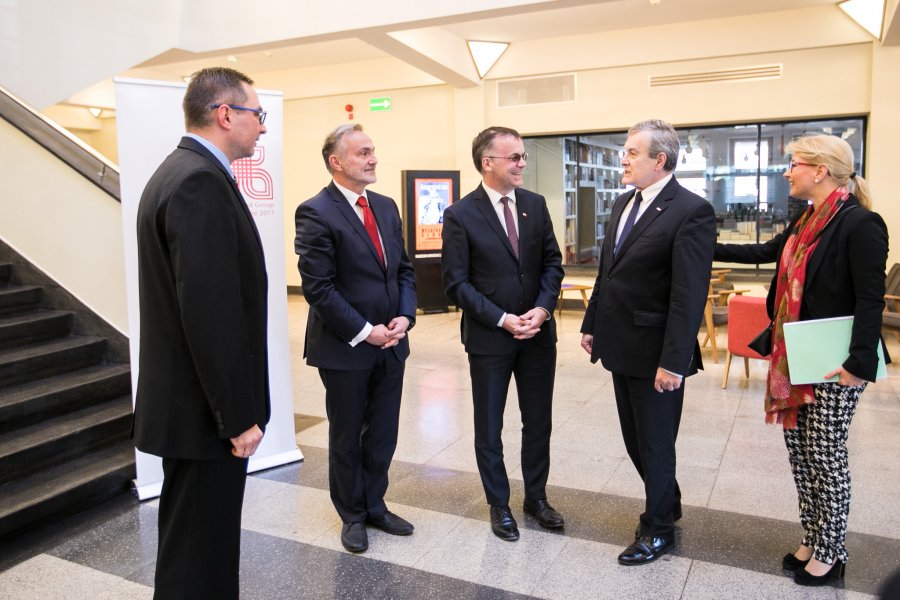 Ministrowie kultury państw Grupy Wyszehradzkiej w Gdyni na zdjęciu od lewej prezydent Wojciech Szczurek, Jarosław Sellin, Sekretarz Stanu w MKiDN i Prof. Piotr Gliński, wicepremier i Minister Kultury i Dziedzictwa Narodowego RP fot. Karol Stańczak