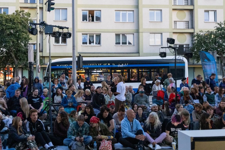 Publiczność pokazu spektaklu &bdquo;Frog Shop&rdquo; na placu przed Halą Łukową w ramach festiwalu &bdquo;Pociąg do Miasta&rdquo; 