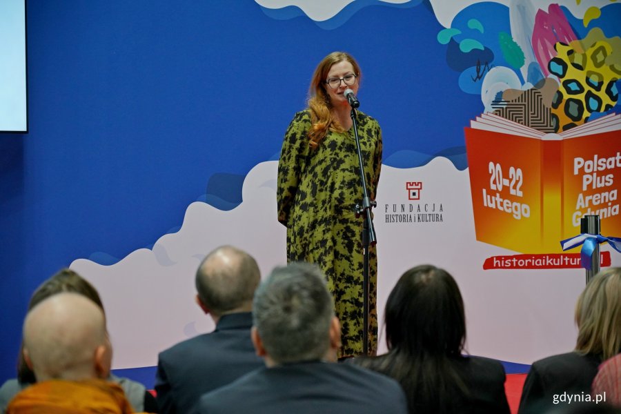 Natalia Gromow, dyrektorka Biblioteki Gdynia, przemawiająca podczas otwarcia Targ&oacute;w Książki w Gdyni 