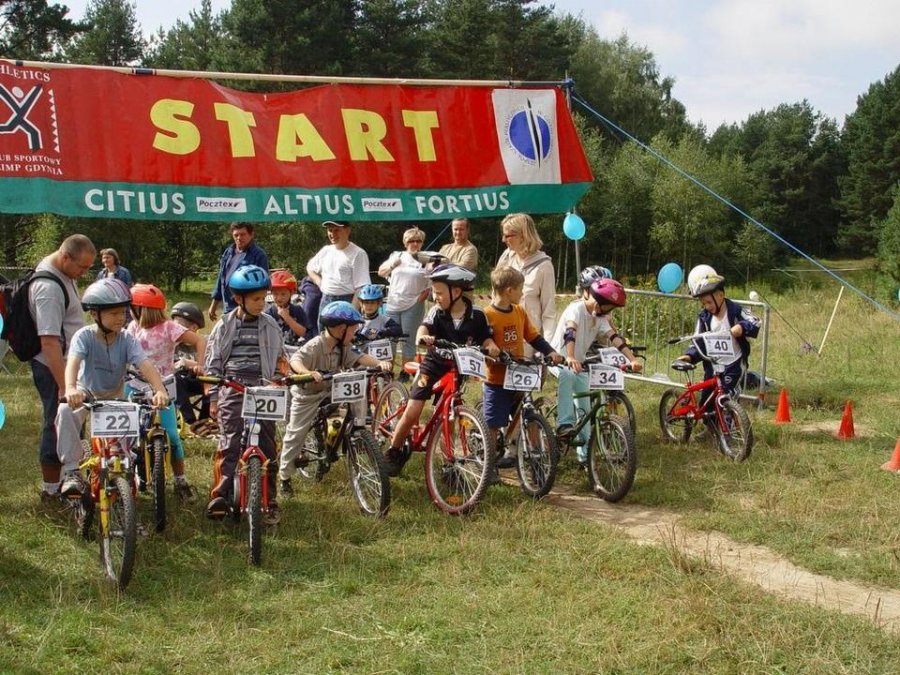 Wyścig rowerowy Rady Dzielnicy Dąbrowa w 2004 roku // fot. archiwum Romana Wasielewskiego