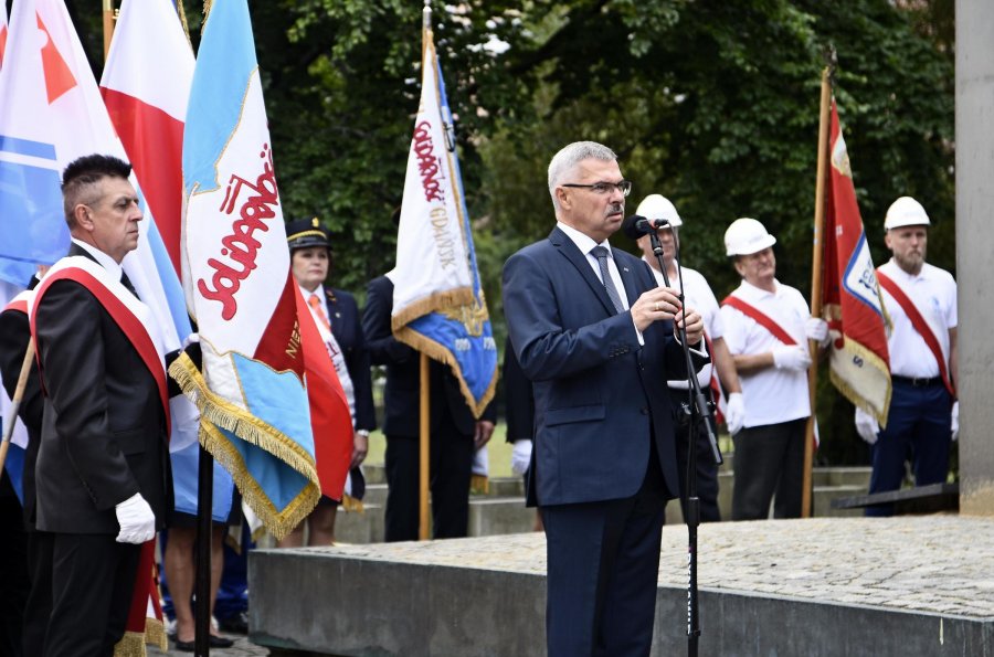 Krzysztof Dośla - przewodniczący zarządu regionu gdańskiego NSZZ „Solidarność” przemawia podczas piątkowych uroczystości upamiętniających wydarzenia Sierpnia' 80 // fot. Kamil Złoch