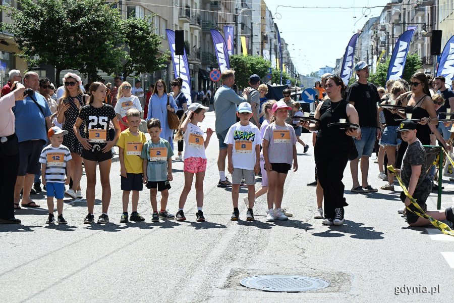 Podczas Kulinarnej Świętojańskiej nie zabrakło kluczowego punktu programu - Biegu Kelner&oacute;w. Na zdjęciu uczestnicy kategorii Junior