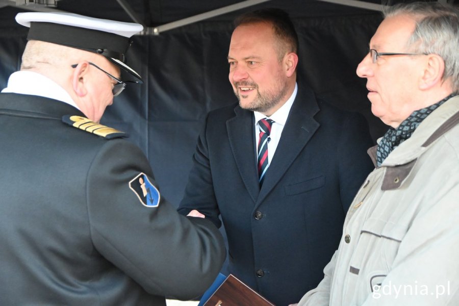 Na zdj. stoją:  komandor Sławomir Woźniak (z lewej, tyłem), wiceprezydent Marek Łucyk (w środku) i radny Zenon Roda