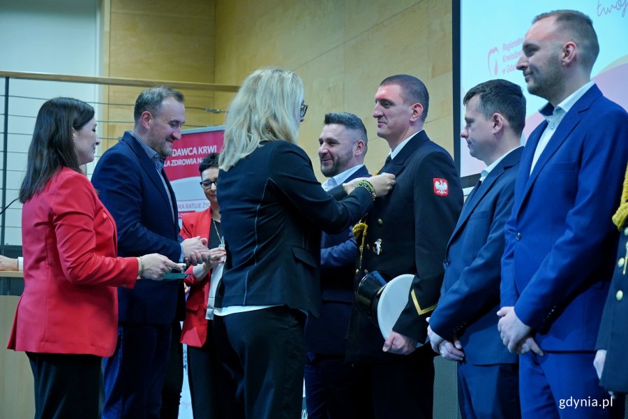 Wiceprezydent Gdyni Tomasz Augustyniak i dr hab. Marlena Robakowska &ndash; dyrektor Regionalnego Centrum Krwiodawstwa i Krwiolecznictwa w Gdańsku wręczający odznaki i legitymacje honorowym dawcom krwi z Gdyni 