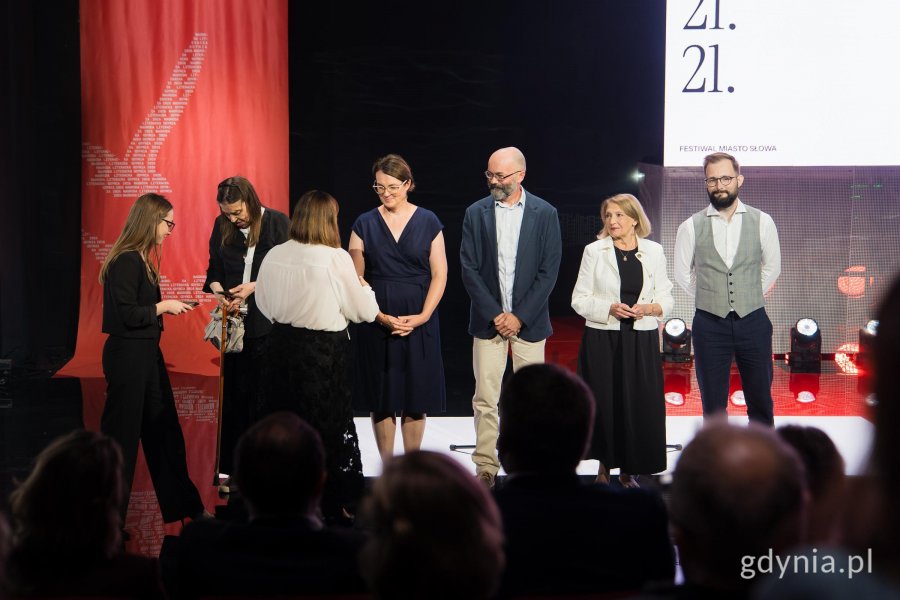 Pisarze odebrali z rąk prezydent Gdyni Aleksandry Kosiorek nominacje w kategorii przekład na język polski (fot. Paweł Budziński)