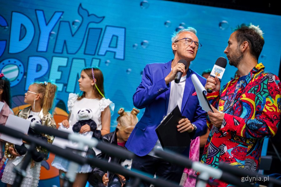 Juror konkursu i współprowadzący galę Jerzy Petersburski Junior oraz Szymon Jachimek (fot. Kamil Złoch)