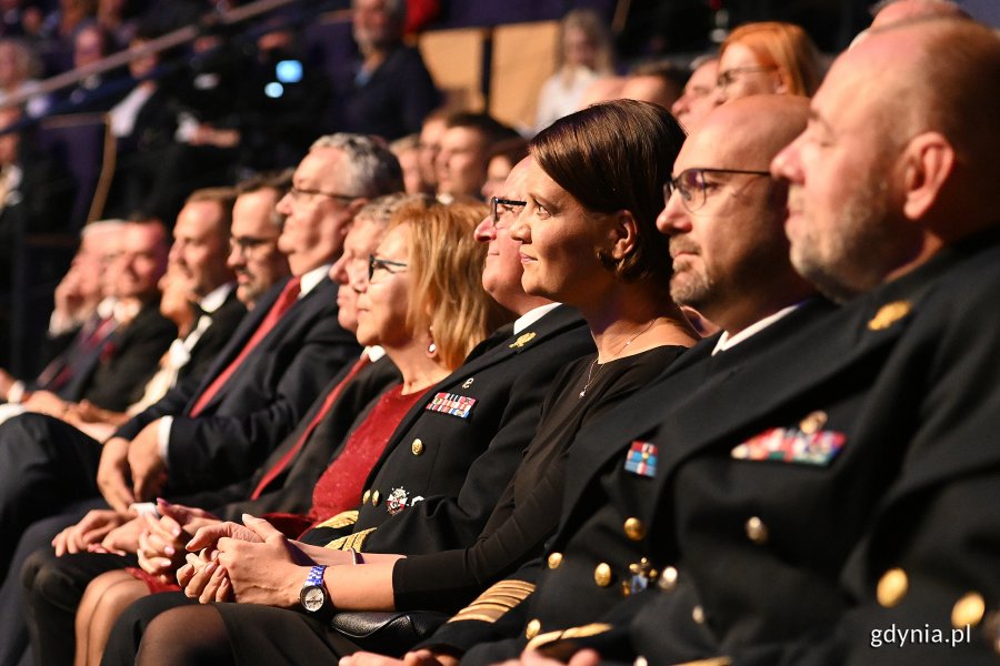 Goście gali z okazji stulecia portu, a wśród nich m.in. wiceprezydent Gdyni Katarzyna Gruszecka-Spychała (trzecia od prawej) czy przedstawiciele Marynarki Wojennej RP // fot. Michał Puszczewicz