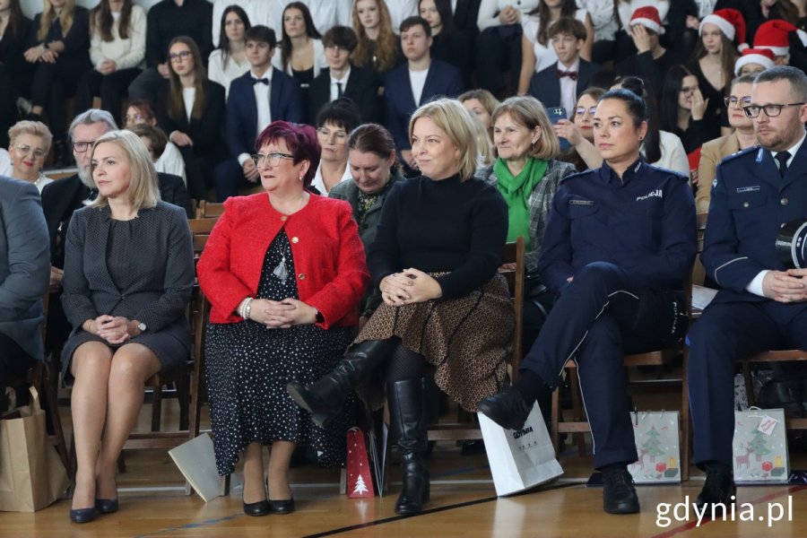 Wśród gości siedzą m.in.: wiceprezydentka Oktawia Gorzeńska i Dorota Dunst, dyrektorka V LO im. płk. Stanisława Dąbka