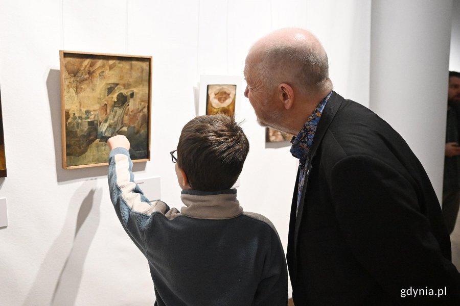 Chłopiec ze starszym mężczyzną na wystawie Janusza Osickiego &bdquo;Ciągłość w procesie&rdquo;