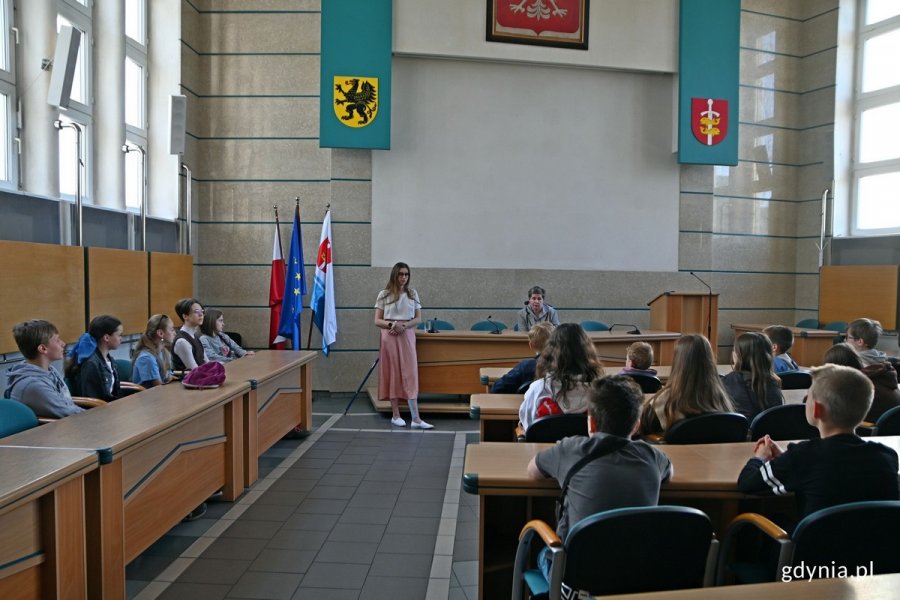 Uczniowie klasy VI C szkoły Podstawowej nr 43 podczas spotkania z radną Mariką Domozych, które odbyło się w Urzędzie Miasta Gdyni // fot. Magdalena Czernek