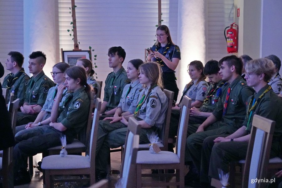 Harcerze uczestniczący w gali Dnia Myśli Braterskiej 