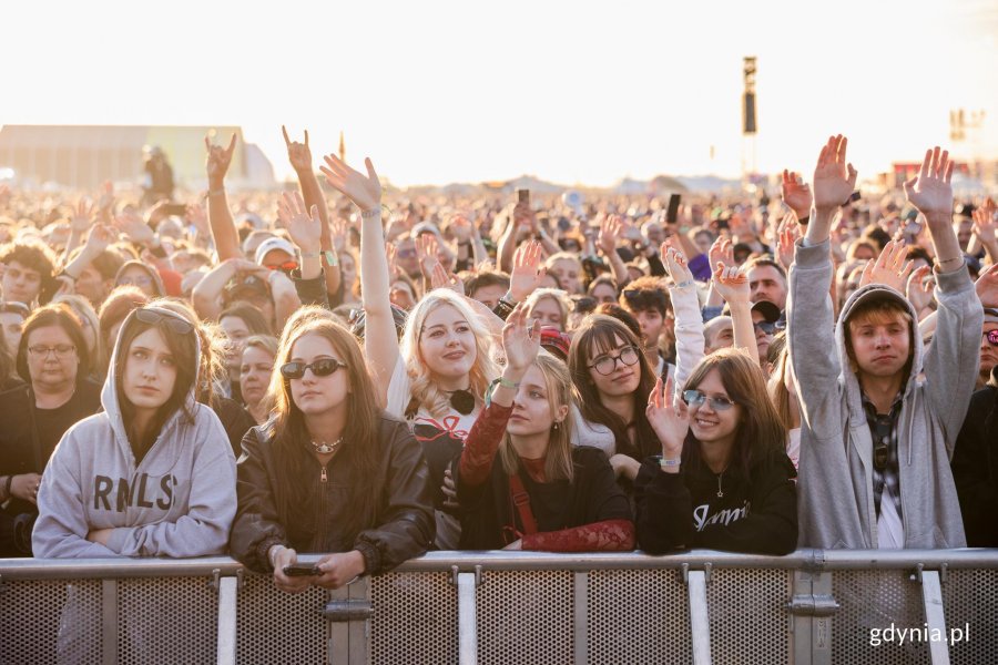 Uczestnicy festiwalu zgromadzeni pod sceną gł&oacute;wną podczas koncertu Teddy'ego Swimsa