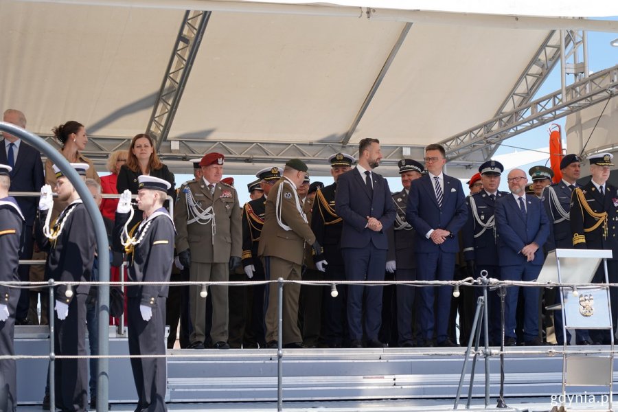 Na pokładzie m.in. marszałek Sejmu RP Szymon Hołownia, Minister Obrony Narodowej Władysław Kosiniak-Kamysz, senator Sławomir Rybicki, posłanka Wioleta Tomczak, wojewoda pomorska Beata Rutkiewicz i prezydent Gdyni Aleksandra Kosiorek