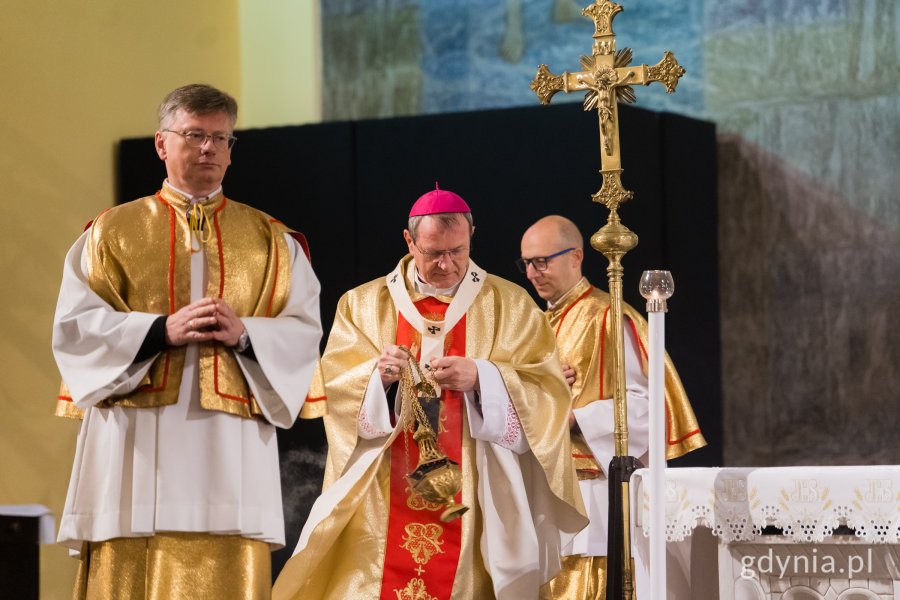 Trzech kapałnów za ołtarzem